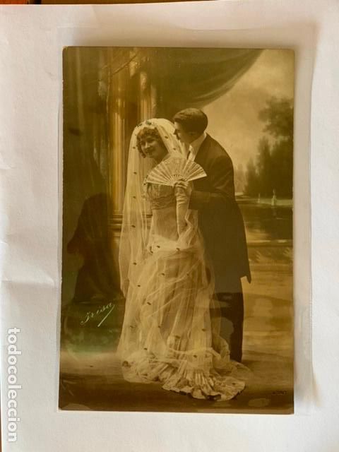 Cartoline: POSTAL ROM&Aacute;NTICA PAREJA DE NOVIOS. ED. IRISA. ESCRITA 1918.