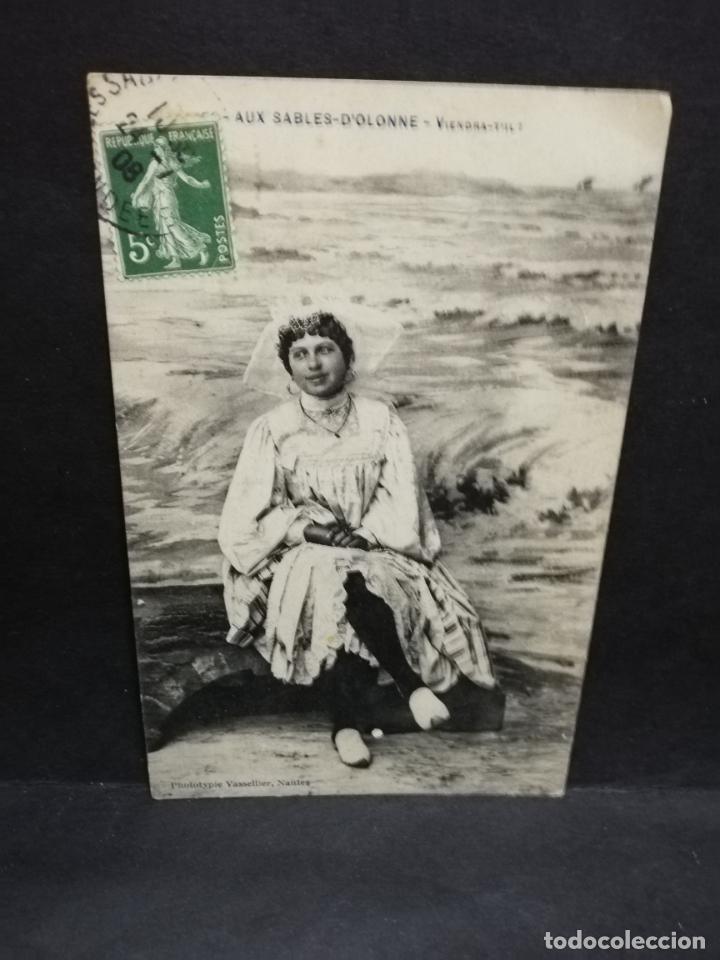 Postales: TARJETA POSTAL. GALANTES Y MUJERES. AUX SABLES- D&acute;OLONNE.