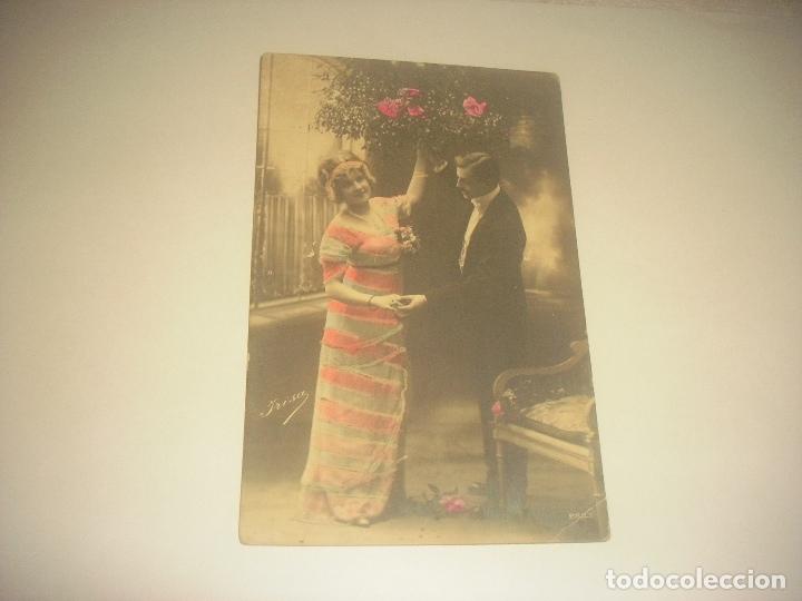 Cartoline: ANTIGUA POSTAL DE PAREJA COLOREADA. ESCRITA. TRISA.