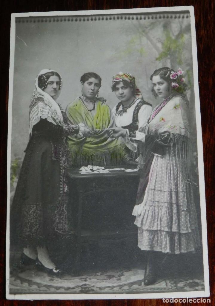 Postales: FOTO POSTAL DE MUJERES JUGANDO A LAS CARTAS, GITANA, TRAJES REGIONALES, SALMANTINA, NO CIRCULADA.