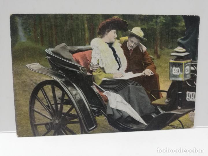 Postales: TARJETA POSTAL. GALANTES Y MUJERES. UNA PAREJA SENTADOS EN UN CARRUAJE.
