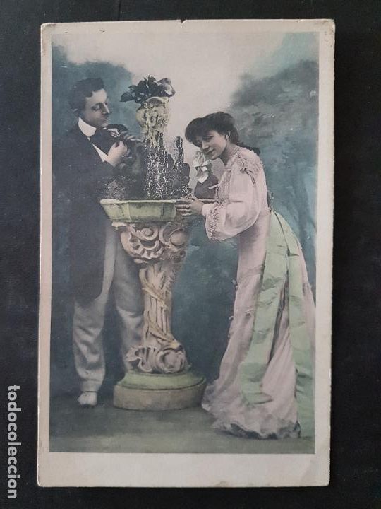 Postais: PAREJA DE ENAMORADOS EN FUENTE POSTAL