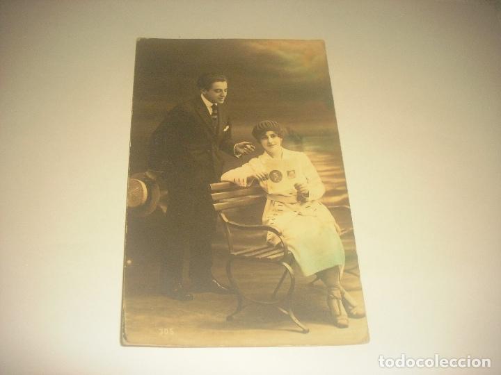 Cartoline: ANTIGUA POSTAL DE PAREJA COLOREADA. ESCRITA.