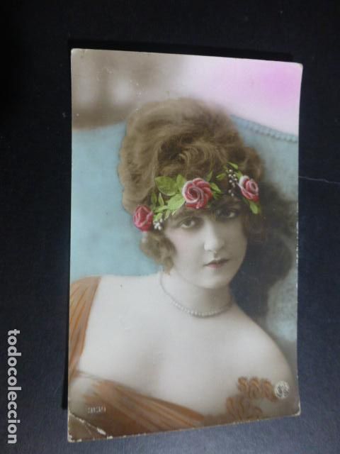 MUJER ELEGANTE POSTAL
