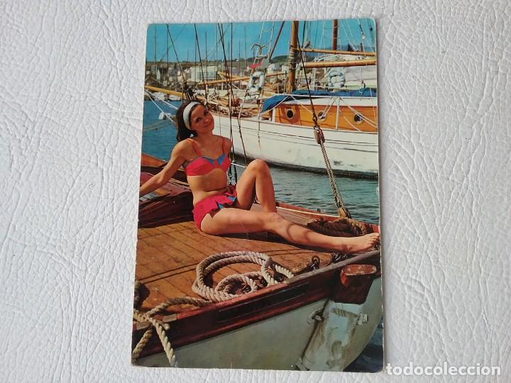 Postais: POSTAL MUJER EN BIKINI POSANDO EN UN BARCO