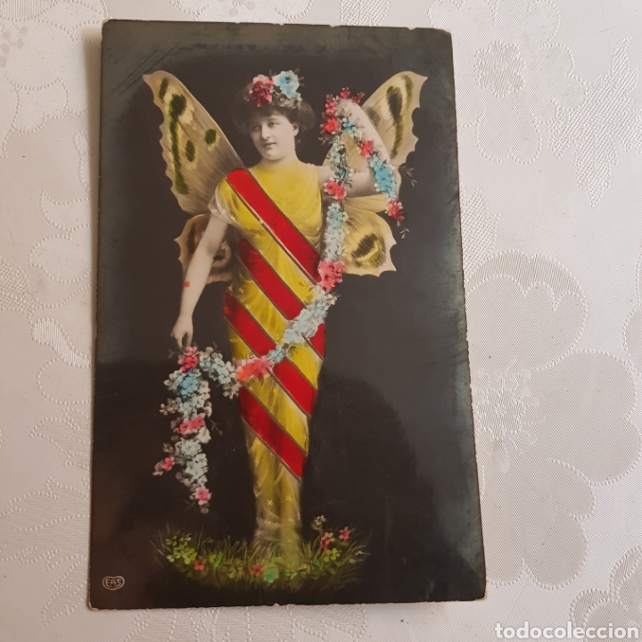 Cartoline: Postal EAS iluminada a mano relieve. Mujer con alas de mariposa y vestido bandera catalana.