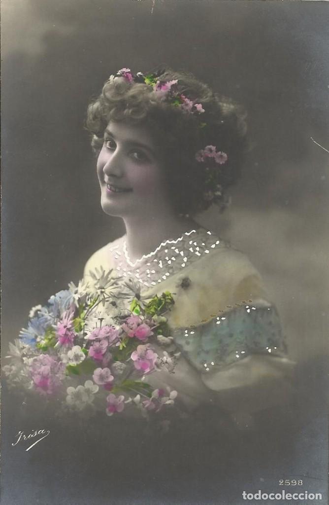 Postales: Postal coloreada mujer con flores. Irisa. 2598. 1911. 14x9 cm. Modernista. Art Nouveau. 11-11-1911.