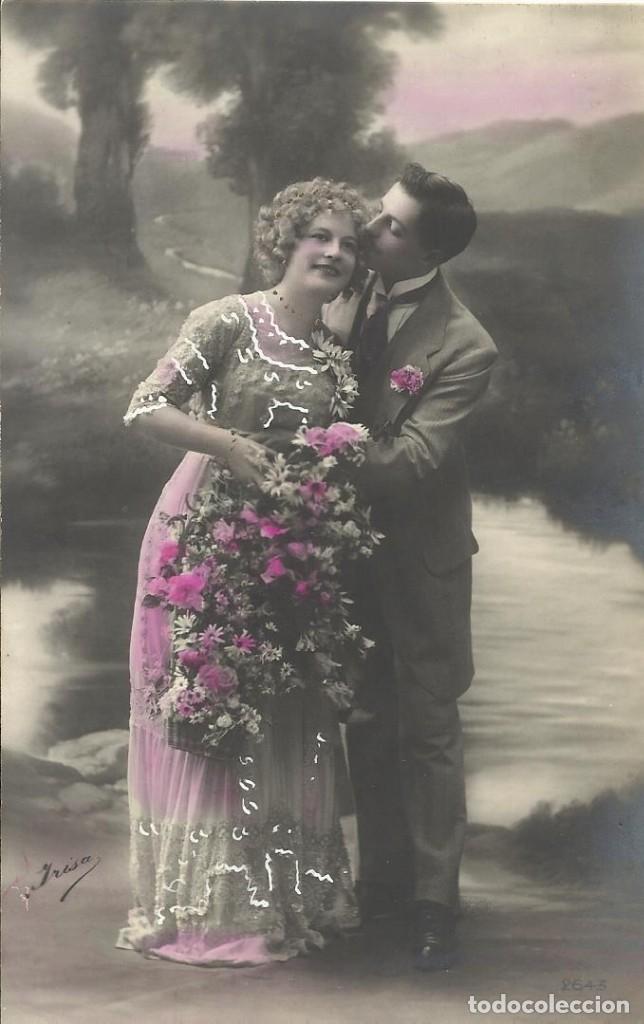 Postales: Postal coloreada mujer con flores y galante. Irisa. 2643. 1912. 14x9 cm. Modernista. Art Nouveau.
