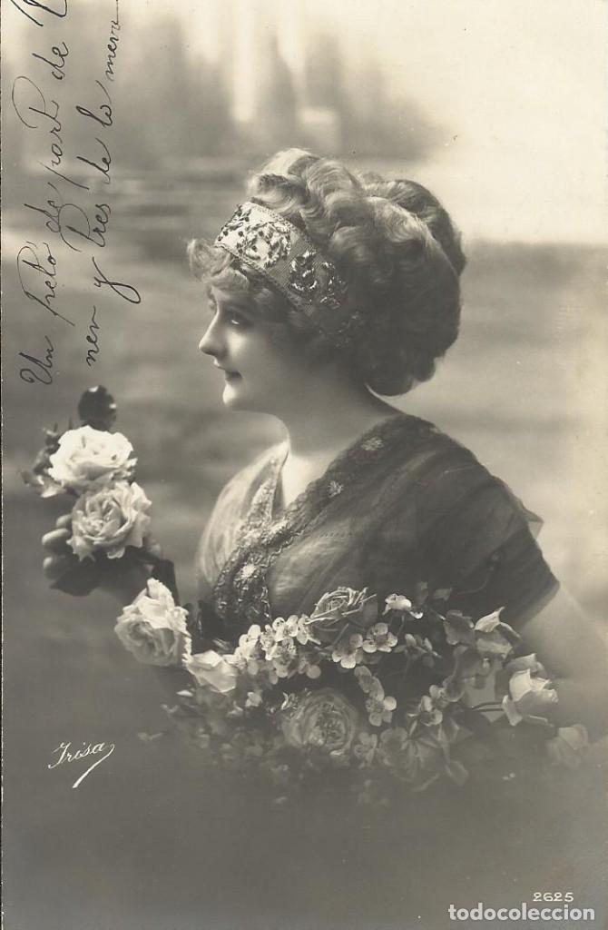 Postales: Postal blanco y negro mujer con rosas. Irisa. 2625. 1912. 14x9 cm. Modernista. Art Nouveau.