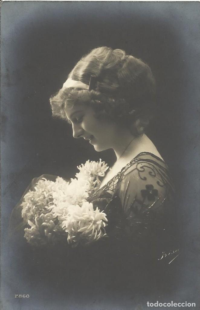 Postales: Postal blanco y negro mujer y ramo de flores. Irisa. 2860. 1913. 14x9 cm. Modernista. Art Nouveau.