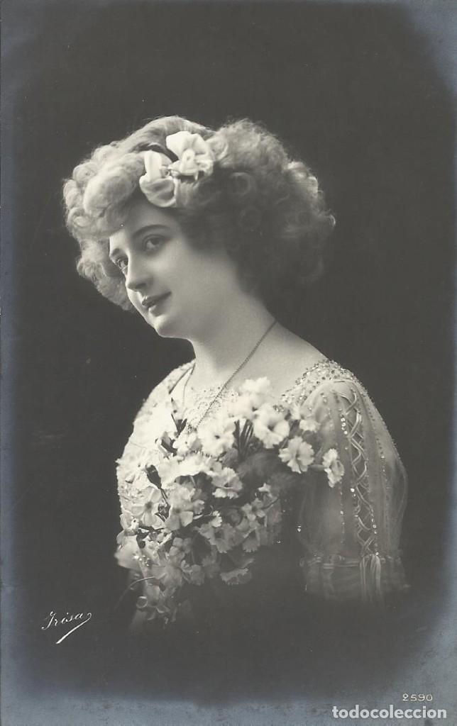 Postales: Postal blanco y negro mujer vestido con flores. Irisa. 2590. 1911. 14x9 cm. Modernista. Art Nouveau.