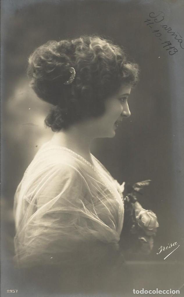 Postales: Postal blanco y negro mujer vestido con flores. Irisa. 2957. 1913. 14x9 cm. Modernista. Art Nouveau.