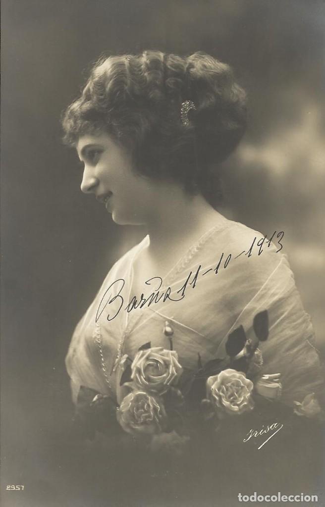 Postales: Postal blanco y negro mujer, rosas y flores. Irisa. 2957. 1913. 14x9 cm. Modernista. Art Nouveau.