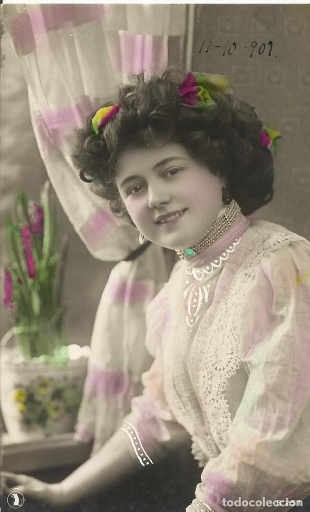 Postales: Postal coloreada. Bromura. B 251. Mujer Belle &Eacute;poque. 1909. 14x9 cm. Modernista. Art Nouveau.