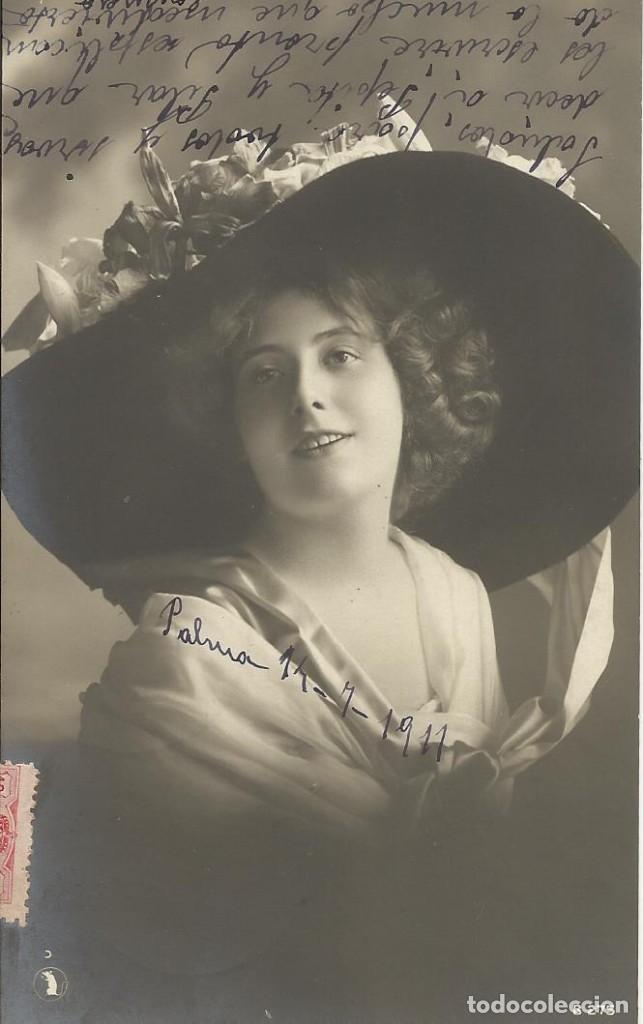 Postales: Postal. Bromura. B 275. Mujer Belle &Eacute;poque sombrero torta. 1911. 14x9 cm. Modernista. Art Nouveau.