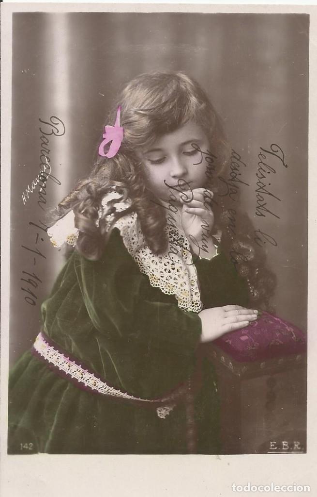 Postales: Postal coloreada ni&ntilde;a con vestido terciopelo verde. EBR 142. 1910. 14x9 cm. Modernista. Art Nouveau.