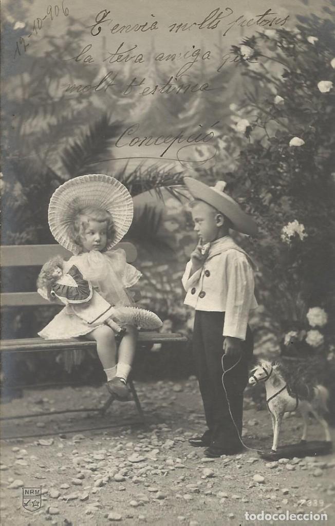 Postais: Postal ni&ntilde;a con mu&ntilde;eca y ni&ntilde;o con caballo de juguete. 1906. 14x9 cm. Carte postale.