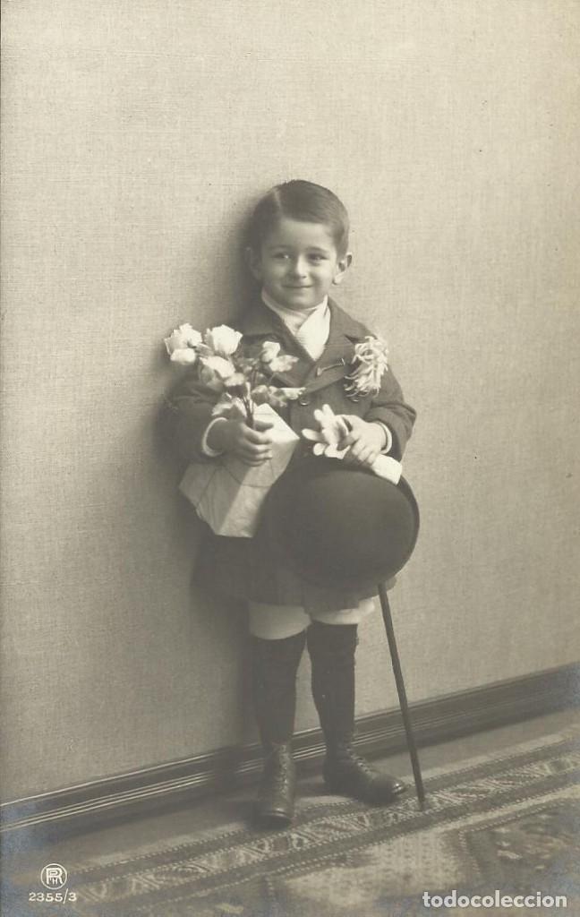 Postcards: Postal ni&ntilde;o bomb&iacute;n, flores, regalo y elegante. RPH 2355/3. 14x9 cm. 1910. Modernista. Sara Altimira.