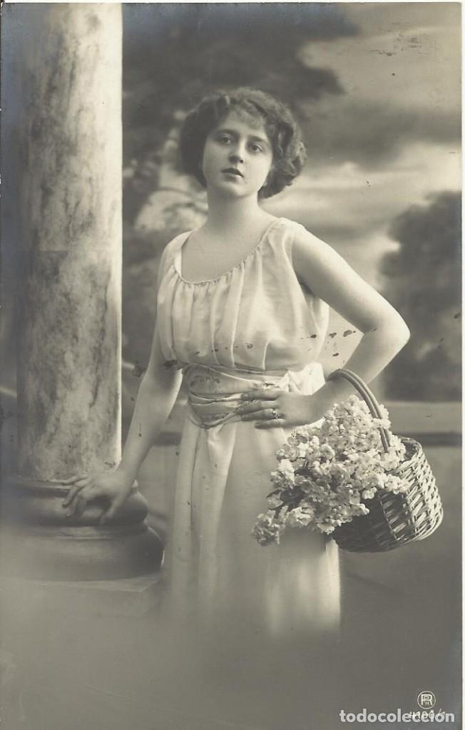 Cartoline: Postal mujer vestido t&uacute;nica con cesto flores RPH 4100/1. 14x9 cm. 1914. Modernista. Rosita Gay.