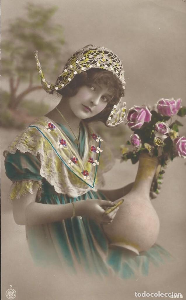 Postales: Postal coloreada mujer tocado relieve jarr&oacute;n flores. NTG 3446. 14x9 cm. 1915. Modernista. A. Conesa.