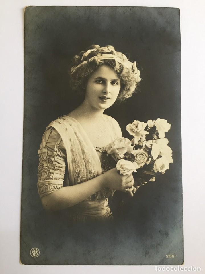 Postais: Antigua foto postal de encantadora dama con ramo de flores