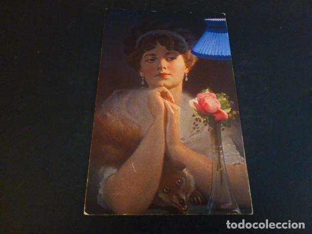 Cartoline: MUJER ELEGANTE JUNTO A LAMPARA Y JARRON POSTAL ART DECO