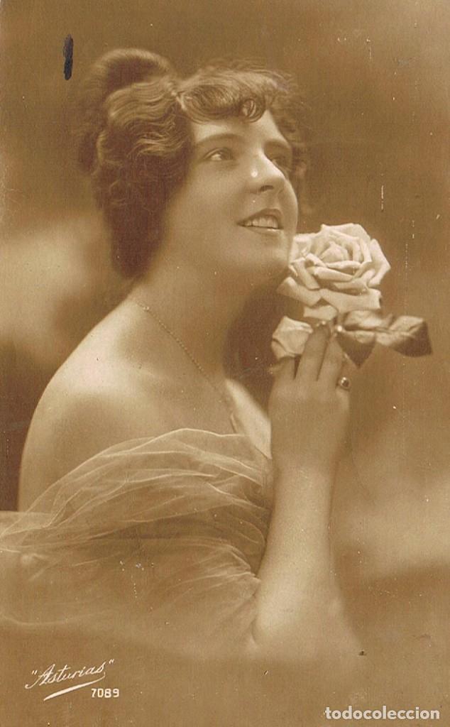 Postales: Chica con una rosa - Foto 1