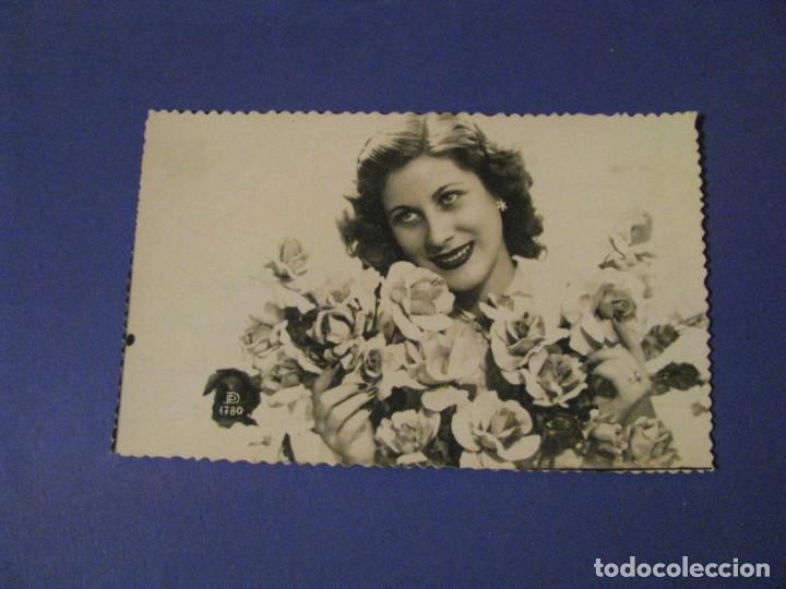 Cartoline: POSTAL FOTOGR&Aacute;FICA ROM&Aacute;NTICA. MUJER, FLORES. ESCRITA 1955.
