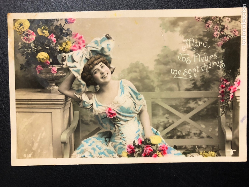 Tarjeta postal mujer con flores