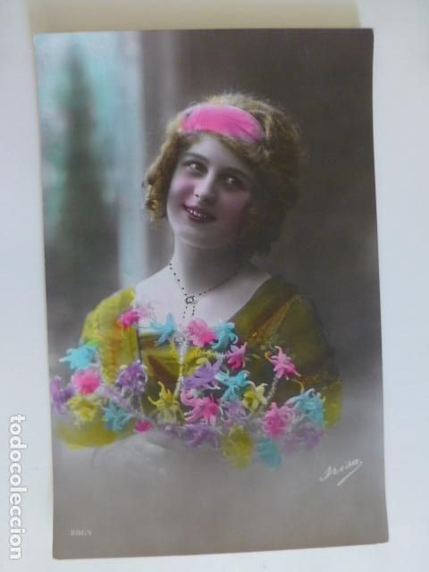 MUJER ELEGANTE POSTAL