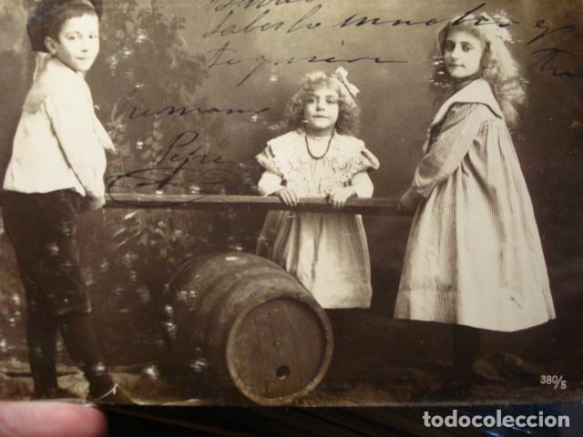 Cartoline: PRECIOSA POSTAL NI&Ntilde;OS NI&Ntilde;O NI&Ntilde;A JUGANDO AL COLUMPIO - A&Ntilde;OS 1900 -NO CIRCULADA