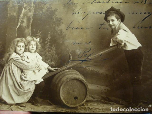 Cartoline: PRECIOSA POSTAL NI&Ntilde;OS NI&Ntilde;O NI&Ntilde;A JUGANDO AL COLUMPIO - A&Ntilde;OS 1900 -NO CIRCULADA
