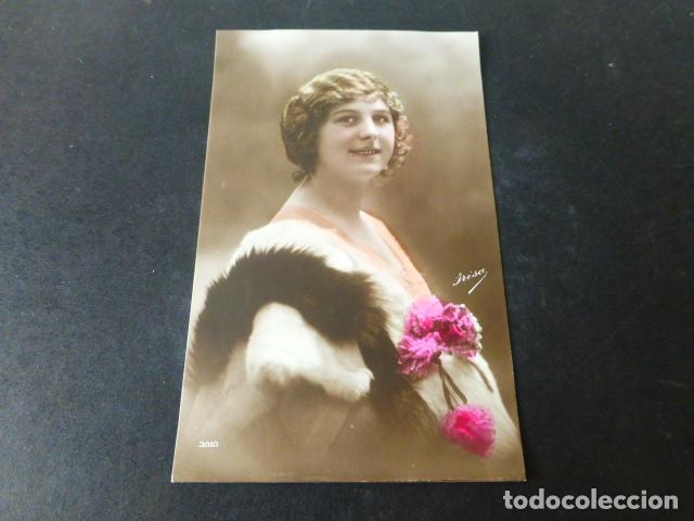 Postais: MUJER CON FLORES POSTAL