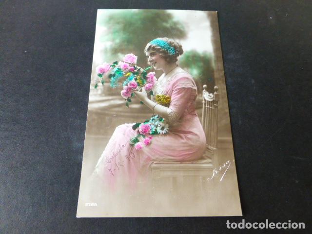 Postales: MUJER ELEGANTE CON FLORES POSTAL - Foto 1
