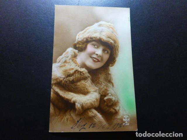 Postales: MUJER ELEGANTE CON SOMBRERO POSTAL - Foto 1