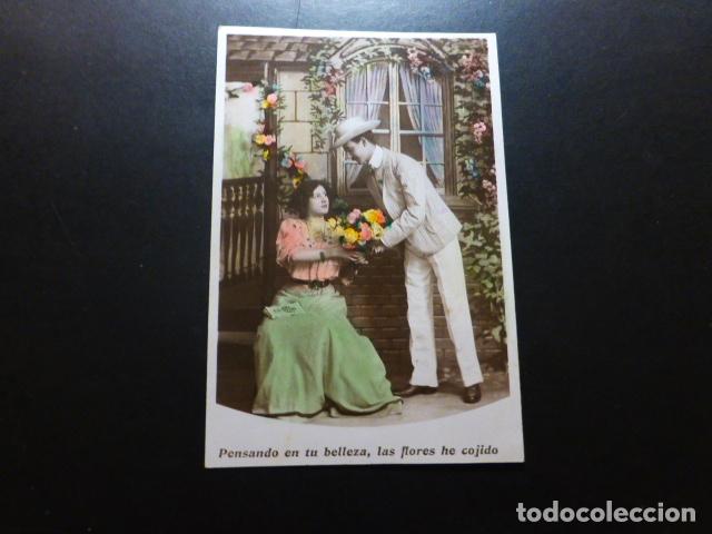 Cartoline: MUJER ELEGANTE RECIBIENDO RAMO DE FLORES POSTAL