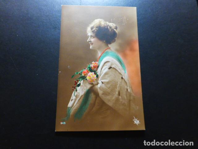 Postales: MUJER ELEGANTE CON FLORES POSTAL - Foto 1
