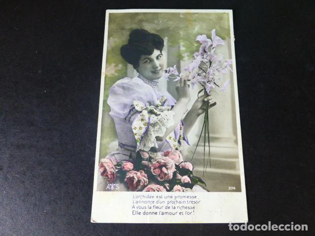Postales: MUJER CON RAMO DE FLORES POSTAL - Foto 1
