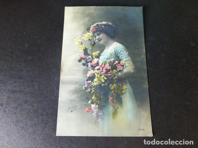 Cartoline: MUJER CON FLORES POSTAL
