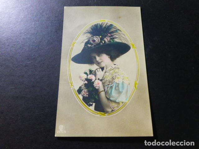 Postales: MUJER ELEGANTE CON SOMBRERO Y FLORES POSTAL - Foto 1