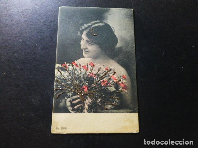 Postales: MUJER CON RAMO DE FLORES POSTAL - Foto 1