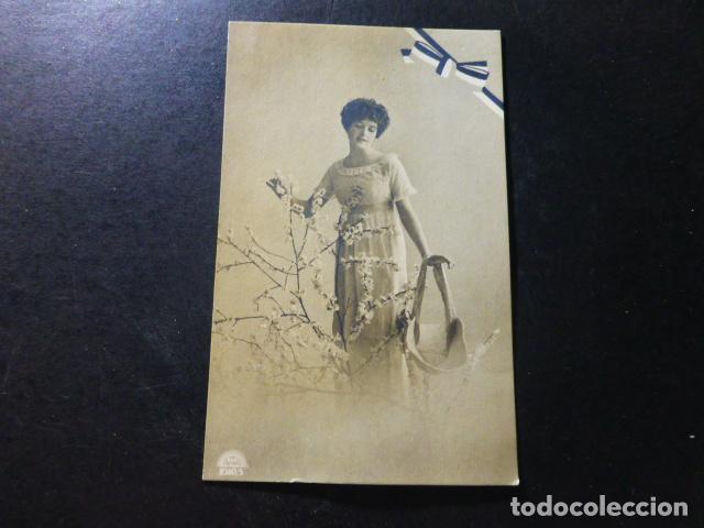 MUJER ELEGANTE POSTAL