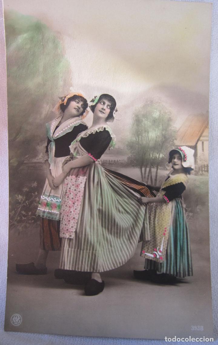 Postales: POSTAL ANTIGUA. TRES HOLANDESAS. ESCRITA, 14 X 9 CM, CON RETOQUES A MANO