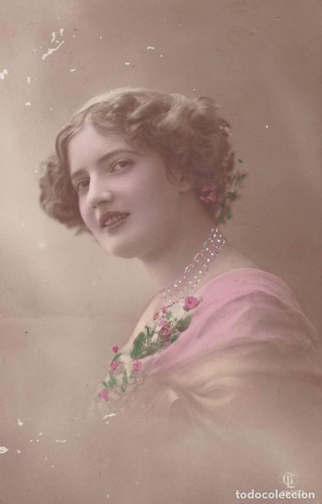Postales: postal se&ntilde;orita con flores a&ntilde;o 1913