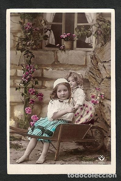 Postales: Postal romantica: Ni&ntilde;a , nu&ntilde;eca, carro jardinero. Coloreada. Serie 95
