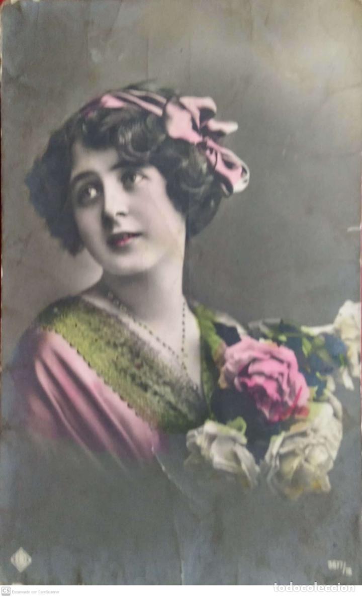 Cartoline: Joven con flores. Usada. Color