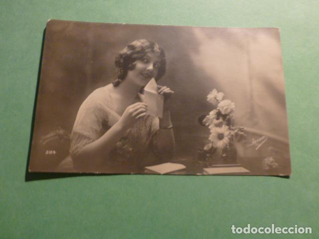 MUJER CERRANDO CARTA POSTAL