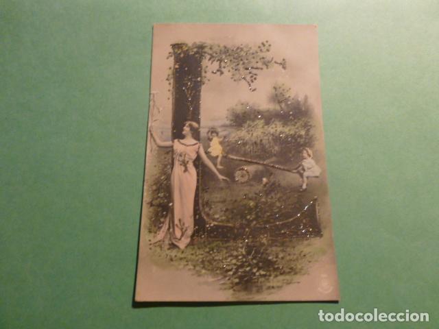 Postales: LETRA L MUJER Y NI&Ntilde;AS POSTAL - Foto 1