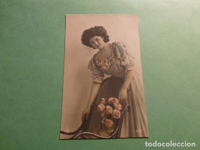 MUJER ELEGANTE POSTAL