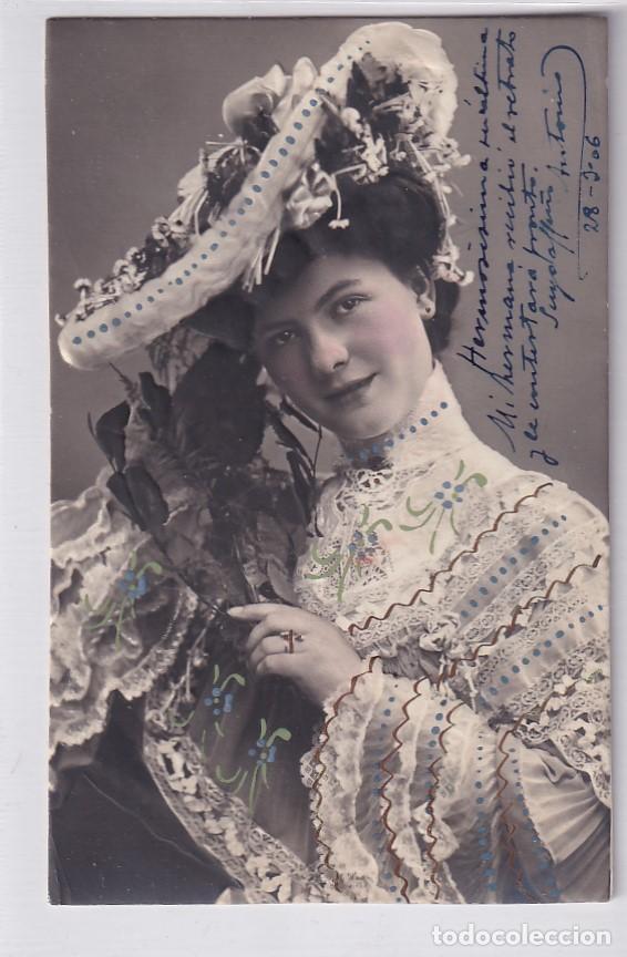 Postais: Postal con relieve, mujer con abanico y sombrero. Moda. Escrita. Sin circular.